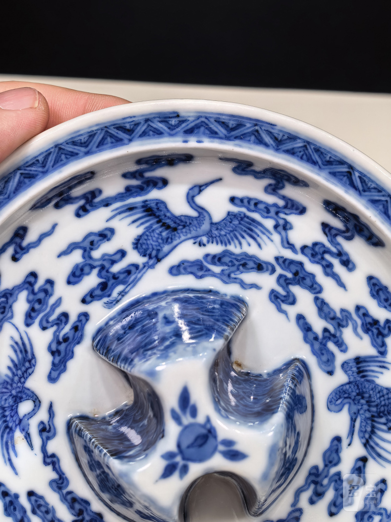 清乾隆 青花云鹤纹爵杯及江山一统爵盘一套 - 图20